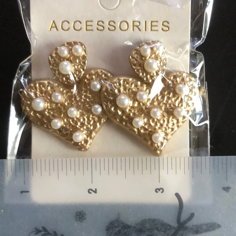NWOT Heart earrings with simulated pearls Valentine’s Day